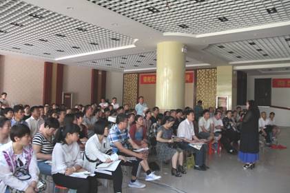 高考志愿填報(bào)公益講座在興河灣日間照料中心成功舉辦